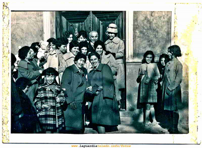 Momentos previos a la Boda el padrino va a buscar a su hija para la ceremonia 19 Noviembre de 1957
Palabras clave: Manuel Martínez Pilar Martínez