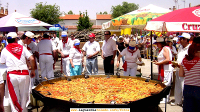 Momento de servir la primera ración de la tradicional paella popular de Castilla La Mancha 2006
Palabras clave: Peña los timbales