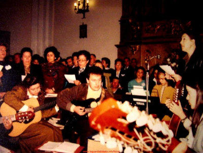 Cantando en la misa
