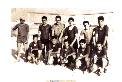 Equipo de Fútbol de 1958 en Lillo
Julio Campalla con el balón, Portero
En primera fila de izquiera a derecha:
Pepe ('El Napo')
Enrique Mora ('Boticario')
Camilo Torres (hijo del relojero de Lillo)
Jose "Estraleja"
En segunda fila:
Juan ('Alicate')
Julian Peláez ('Potaje')
Vicente Peláez ('Potaje')
Martín Dones
Vicente ('Medio')

