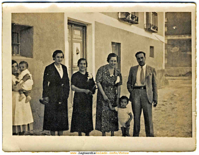 Familia posqando en la puerta de la calle
