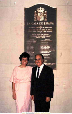 Félix Dones y su mujer Ramoncita con la placa que inaguararon S.S. M.M. Los Reyes
Félix Dones y su mujer Ramoncita con la placa que inaguararon S.S. M.M. Los Reyes en San Juan de Puerto Rico en 1992 para conmemorar el Quinto Centenario
Palabras clave: Puerto Rico