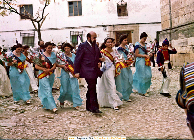Reina Damas y Mantenedor de 1977 entrando a la iglesia el día 26
Palabras clave: Reina Damas y Mantenedor de 1977 entrando a la iglesia el día 26