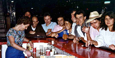Fiestas 1988 Dos de Espadas
[color=teal][i] Dia 24 de septiembre de 1988. Reunión de amigos al final de la discoteca antes de ir a la plaza a tomar churros.
Eran otros tiempos... [/i][/color]

Palabras clave: Gervasio Espadas fiestas banda del moco