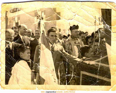 Julian Redajo en una procesión en las fiestas del Santo Niño hacia 1945.
Palabras clave: procesión Julián Redajo fiestas