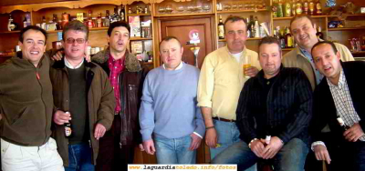 La Banda del Moco en el Llano de la Guardia 17-Dic-2005
[url=espacio.adicional] [/url][i]
[color=teal][i]
La Banda del Moco cabalga de nuevo en el Llano de La Guardia  después de 15 años de su última singladura.

De derecha a iquierda : Pit(Paco), Ted(Andrés), El Valenciano(Bautista), Fred(Fernado), Sander's(Santiago), McAbeo(Pablo), Jou(Cristóbal) y Johnny(Cristóbal).

Como dice Don Camilo 'Lo que perdimos en lozanía lo hemos ganado en experiencia' 
     
[/i][/color]
[url=espacio.adicional] [/url][/i]

Palabras clave: Cuadrillas