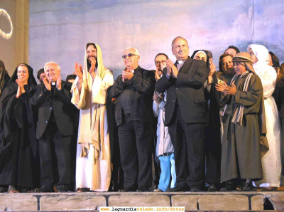 Cierre de la representación de La Pasión Dramatizada 2006 (12-04-2006)
[url=espacio.adicional] [/url]
[color=teal][i]Con esta imagen se cierra la 61 representación de La Pasión en su 20 aniversario. La clausura no podía ser mejor, junto al elenco de actores, de izquierda a derecha, el [b]Cardenal de Toledo, D. Florencio y D. Marcelino Casas[/b]. Este último, a parte de ser muy querido en La Guardia, fue en su día creador e impulsor de este evento que después de dos décadas sigue, como todos hemos podido ver, muy vivo.

Gracias a todos y en especial a D. Marcelino del que todos los integrantes de Proyecto TuPI se sienten orgullosos de haber crecido bajo su influencia. 
[/i][/color]
[url=espacio.adicional] [/url]

Palabras clave: Pasión