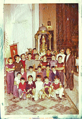 Monaguillos
[url=espacio.adicional] [/url]
[color=teal][i]Dedicada a una montón de amigos que la estaban buscando y no la encontraban, nosotros sin buscarla nos topamos con ella y con muchas cosas mas, pero esta historia la conaremos mas adelante.
Nosotros hemos cumplido nuestra parte ahora les toca a quienes nos la solicitaron poner los nombres de los personajes y contar las anécdotas de aquellos años que tanto añoran.

(Sentinos no poder haberla restaurado mejor pero el original esta muy deteriorado)
[/i][/color]
[url=espacio.adicional] [/url]
Palabras clave: Monaguillos