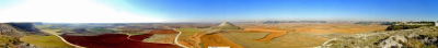 El panorámica del valle que preside El Cerro De La Atalaya.
[url=espacio.adicional] [/url]
[color=teal][i]Fotografía panorámica compuesta por 12 planos tomados el 9 enero de 2005 y ensamblados digitalmente.

El colorído de la tierra, la luz y la amplitud del espacio producen una extraña sensación de [b]soledad[/b] y [b]libertad[/b], dos palabras que definen singularmante a la geografía manchega. 

Esperamos vuestros comentarios....

(Aún nos atraveríamos a decir mas... es un paisaje casi [b]lunar....[/b])

[/i][/color]
[url=espacio.adicional] [/url]

Palabras clave: Panorámica