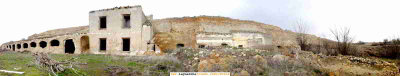 La Huerta del Sastre
[url=espacio.adicional] [/url][i]
[color=teal][i]
Estas ruinas de dimensiones considerables en su origen fueron una granja de conejos, negocio poco habitual en estas tierras. Destaca el detalle de que para albergar las conejeras se excavó una galería  longitudinalmente a lo largo de la pared del cerro. Podemos suponer que se utilizó esta técnica constructiva por razones económicas, en la época posiblmente era mas barato excavar la tierra que construir fuera de ella.
Con posterioridad recibió otros usos hasta su total abandono.
[/i][/color]
[url=espacio.adicional] [/url][/i]
Palabras clave: Arquitectura