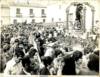 Procesión del dia 25 de septiembre años 70.
[url=espacio.adicional] [/url]
[color=teal][i]
La labor de correción digital de las fotos nos lleva a fijarnos en detalle en las mismas entonces nos damos cuenta de que reconocemos a muchas de las personas que aperecen, algunas como en este caso, trágicamante desaparecidas.
[/i][/color]
[url=espacio.adicional] [/url]
Palabras clave: procesión fiestas santo niño