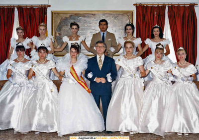 Fiestas 1995
Reinas, damas y mantenedores salientes (abajo) y entrantes (arriba)
Palabras clave: Reina damas y mantenedor