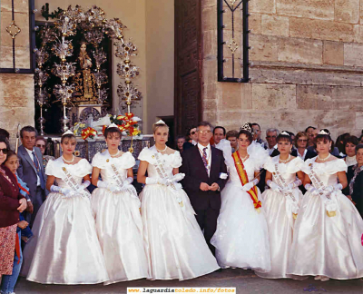 Reinas y damas y mantenedor de 1994 el día 25 de septiembre a la salida de la iglesia
Palabras clave: Reina damas y mantenedor