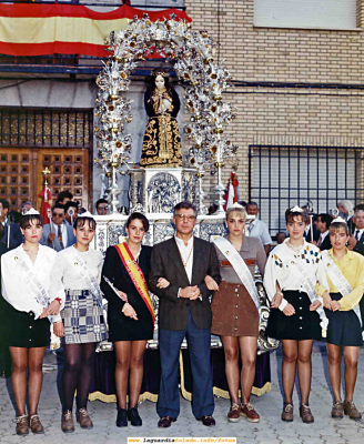 Reinas y damas y mantenedor de 1994 en la plaza
Palabras clave: Reina damas y mantenedor 1994