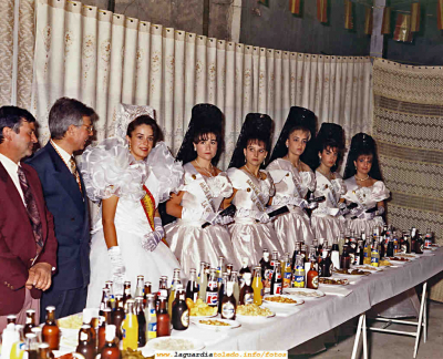 Reinas y damas y mantenedor de 1994 en el tradicional banquete que da la reina
Palabras clave: Banquete de la reina