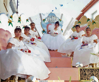Reinas y damas en la carroza 1994
Palabras clave: Reinas y damas en la carroza 1994