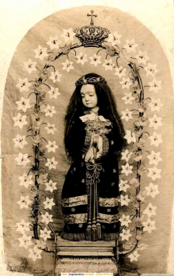 Fotogragía de la imágen del Santo Niño realizada por José de Andrés
[url=espacio.adicional] [/url][color=teal][i]
Jóse de Andrés, fotógrafo natural de Yepes, tomó esta foto suponemos sobre 1900.

Proyecto TuPI tiene la intención de ir al pueblo del fotógrafo para ponerse en contaccto con sus descendientes al objeto de averiguar si exite algúdn otro legado de material fotográfico relativo a La Guardia o al su Santo Niño.

A nuestro juicio esta talla fotográfiada, ya desaparecida,  es una de las mas bellas que ha habido de nuestro patrón.
[/i][/color]
[url=espacio.adicional] [/url]
