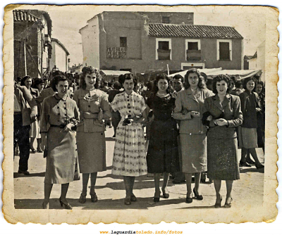 Años 50 día 25 de septiembre grupos de amigas en la plaza
Palabras clave: Años 50 día 25 de septiembre grupos de amigas en la plaza