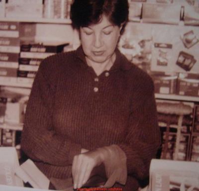 El comercio
Pilar Martinez Potenciano "Pili" sucesora de Paulino Martínez Lorenzo (Comerciantes).
Es un ejemplo de la mujer trabajadora y continuadora de un negocio familiar con mas de 70 años de tradición.

