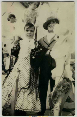Carroza Fiestas 1971
Carroza "Bazar de las ilusiones", más conocida como "la tarta" que participó en el desfile de carrozas de La Guardia en 1971.
Maria del Carmen Martínez y Jose Angel Moya vestidos de chulapos.
