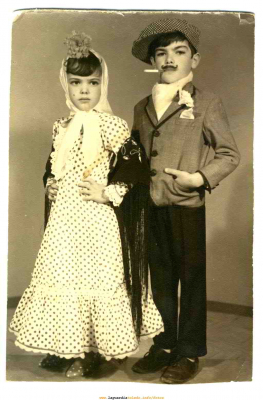 Carroza Fiestas 1971
Carroza "Bazar de las ilusiones", más conocida como "la tarta" que participó en el desfile de carrozas de La Guardia en 1971.
Maria del Carmen Martínez y Jose Angel Moya vestidos de chulapos.

