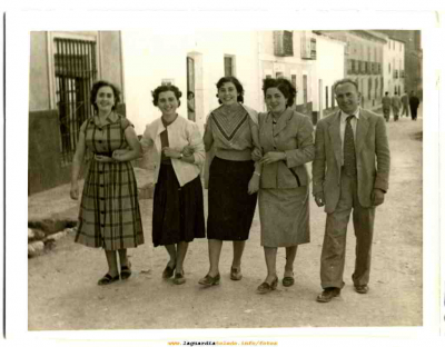 Grupo de amigos paseando por la calle Mayor ?

