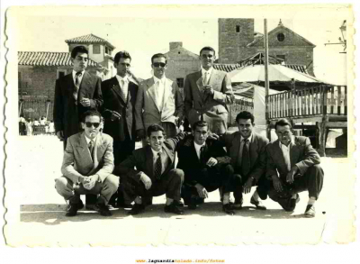 Grupo de amigos en la plaza ?
Fijarse en la perte izquierda se ven las barcas
En la derecha esta el antiguo kiosco donde tocaban los músicos

