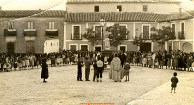 Procesion de La Virgen en la plaza
