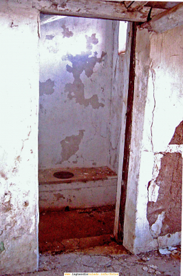 Retrete
[url=espacio.adicional] [/url]
[color=teal][i] El agua corriente, los baños y los elementos sanitarios actuales han sido una conquista de no hace muchas décadas. Antes este era el sistema. [/i][/color]
[url=espacio.adicional] [/url]

Palabras clave: Retrete