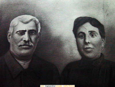 Lino Martínez "El Sastre" y Natividad Barajas, comerciantes 1920.
[url=espacio.adicional] [/url]
[color=teal][i]Lino Martínez nació en el Provencio, Cuenca, donde pasó su niñez y primera juventud. A una edad temprana  marchó a Barcelona con la idea de ser comediante pero como eso no le daba para vivir aprendió el oficio de sastre. Distintos azares de la vida le condujeron hasta el Romeral circunstancia que le permitió conocer a Natividad Barajas con quien se casó. Ambos decidieron establecerse en La Guardia por parecerles mas próspera y fundaron una sastrería en 1907 especializada en hacer capotes lo que les llevó a ser conocidos como "Los Sastres". Lino y Natividad pasaron el resto de sus vidas en este pueblo donde fueron muy conocidos y queridos y donde están enterrados.

[b]Guardiolo no es el que nace en La Guardia es el que se siente de La Guardia[/b], esta pareja es otro ejemplo que refrenda este hecho.

[img]http://www.laguardiatoledo.info/fotos/resources/logo_tupi_bn_w65_conbordes.jpg[/img]
[/i][/color]
[url=espacio.adicional] [/url]
Palabras clave: Lino Martinez "El Sastre" y Natividad González.