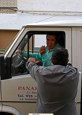 21 de Octubre de 2006, Sugerencia constructiva.
[url=espacio.adicional] [/url]
[color=teal][i]Mientras venimos de hacer unas fotos un seguidor de esta web nos aborda en la calle y nos dice: 
- Al reportaje que habéis hecho de estas vendimias, le ha faltado mostrar como son los trabajos en la viña...
- No hemos 'caído' en nadie siga haciendo la vendimia como se hacía toda la vida - le respondemos.
- En mi casa  la vendimia sigue siendo familiar y tradicional con 'hato', guiso y botijo, en año que viene estáis invitados.
Le damos las gracias y mientras le vemos irse pensamos que al fin y al cabo este proyecto esta mereciendo la pena.[/i][/color]

[img]http://www.laguardiatoledo.info/fotos/resources/logo_tupi_bn_w65_conbordes.jpg[/img]

[url=espacio.adicional] [/url]
Palabras clave: 21 de Octubre de 2006, Sugerencia constructiva.