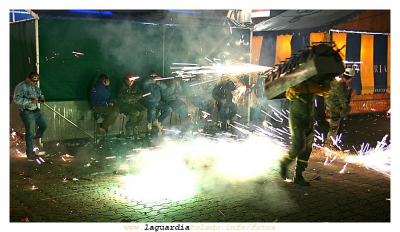 28 de septiembre de 2007. Toros de fuego en la plaza: En los burladeros.
Palabras clave: 28 de septiembre de 2007. Toros de fuego en la plaza: En los burladeros.