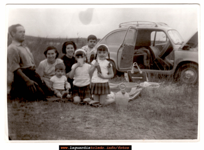 Merienda en Las Lagunas de Villafranca
hace años, los guardiolos cuando queríamos ver algo parecido a una playa no nos quedaba mas remedio que acercarnos a las lagunas de Villafranca
hasta  allí se desplazaron las familias de Jesus Fernandez "El Pajarero" y Enrique Cabello todos metidos en un seiscientos  ( 8 en total)  después un baño y la socorrida tortilla 
dias como este se recuerdan toda la vida 
Palabras clave: Basi Enrique Encarni Ignacio Jesus Rosa Mari Carmen Jesusín seiscientos Villafranca