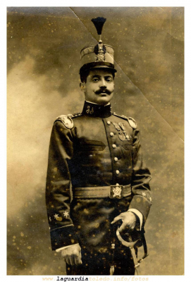 De profesión militar.
Enrique De La Mata, capitán del ejercito, tomó parte en la Guerra de Cuba   
Enrique De La Mata fue el padre del también militar, y ya fallecido, Alejandro de la Mata.
