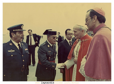 Sábado, 12 de junio de 1993, IV viaje apóstolico del Papa a España.
Juan Pablo II llega al aeropuerto de Sevilla a media mañana. Es recibido por el Jefe del Estado, el Presidente del Gobierno, varios de sus ministros y otras autoridades civiles. Entre las militares se encontraba el entonces general De La Mata, natural de La Guardia y en la fotografía saludando al Papa.  También estuvieron el acto el Arzobispo de Sevilla, los miembros de la Conferencia Episcopal Española y Cardenal Nicolás de Jesús López.
Palabras clave: Sábado, 12 de junio de 1993, IV viaje apóstolico del Papa a España.