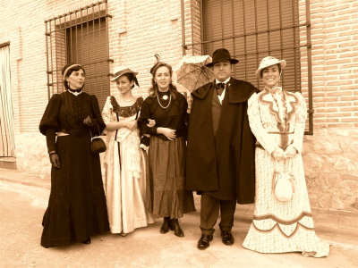 El acompañamiento, ataviados con trajes de epoca
Recreacion de boda de principios de siglo XX realizada por Programa de animacion de mayores Camina III , subvencionado por La Diputacion de Toledo y Ayuntamiento de La Guardia con la colaboracion de Asociacion de mujeres La Rosaleda, peña Los Timbales, Ayuntamiento y pueblo de Turleque, Ayuntamiento y pueblo de Dosbarrios 

[url=http://laguardiatoledo.info/tupidiario/2007/04/30/proyecto-tupi-inaugura-dos-nuevas-secciones-en-la-guardiapedia/][color=navy][i][b]Proyecto Tupi inaugura dos nuevas secciones en la Guardiapedia[/b][/i][/color][/url].[/b]
[url=http://laguardiatoledo.info/guardiapedia/Historia_de_La_Guardia][color=navy][i][b]Historia de La Guardia en la Guardiapedia[/b][/i][/color][/url]
[url=http://www.laguardiatoledo.info/guardiapedia/Historia_del_Santo_Ni%C3%B1o][color=navy][i][b]Historia del Santo Niño en la Guardiapedia[/b][/i][/color][/url]
Palabras clave: el acompañamiento  trajes de epoca Maria del Carmen, Marta, Azucena, Tito, Noelia