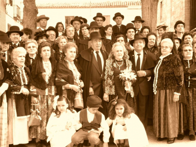Foto de familia y autoridades
Recreacion de boda de principios de siglo XX realizada por Programa de animacion de mayores Camina III , subvencionado por La Diputacion de Toledo y Ayuntamiento de La Guardia con la colaboracion de Asociacion de mujeres La Rosaleda, peña Los Timbales, Ayuntamiento y pueblo de Turleque, Ayuntamiento y pueblo de Dosbarrios 

[url=http://laguardiatoledo.info/tupidiario/2007/04/30/proyecto-tupi-inaugura-dos-nuevas-secciones-en-la-guardiapedia/][color=navy][i][b]Proyecto Tupi inaugura dos nuevas secciones en la Guardiapedia[/b][/i][/color][/url].[/b]
[url=http://laguardiatoledo.info/guardiapedia/Historia_de_La_Guardia][color=navy][i][b]Historia de La Guardia en la Guardiapedia[/b][/i][/color][/url]
[url=http://www.laguardiatoledo.info/guardiapedia/Historia_del_Santo_Ni%C3%B1o][color=navy][i][b]Historia del Santo Niño en la Guardiapedia[/b][/i][/color][/url]
Palabras clave: boda, Ines, Jesus, Agustina, Sene, Autoridades