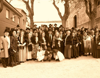 foto de familia
Foto de familia, autoridades y acompañamiento ataviados con trajes de principios del siglo XX. 

Recreacion de boda de principios de siglo XX realizada por Programa de animacion de mayores Camina III , subvencionado por La Diputacion de Toledo y Ayuntamiento de La Guardia con la colaboracion de Asociacion de mujeres La Rosaleda, peña Los Timbales, Ayuntamiento y pueblo de Turleque, Ayuntamiento y pueblo de Dosbarrios 

[url=http://laguardiatoledo.info/tupidiario/2007/04/30/proyecto-tupi-inaugura-dos-nuevas-secciones-en-la-guardiapedia/][color=navy][i][b]Proyecto Tupi inaugura dos nuevas secciones en la Guardiapedia[/b][/i][/color][/url].[/b]
[url=http://laguardiatoledo.info/guardiapedia/Historia_de_La_Guardia][color=navy][i][b]Historia de La Guardia en la Guardiapedia[/b][/i][/color][/url]
[url=http://www.laguardiatoledo.info/guardiapedia/Historia_del_Santo_Ni%C3%B1o][color=navy][i][b]Historia del Santo Niño en la Guardiapedia[/b][/i][/color][/url]
Palabras clave: boda