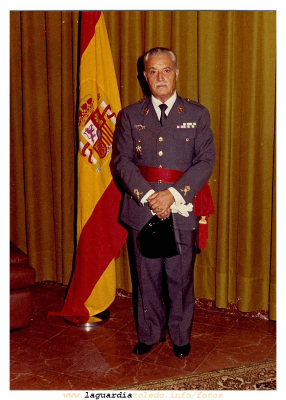 Alejandro Mata posando con su uniforme de general.
Palabras clave: Alejandro Mata posando con su uniforme de general.