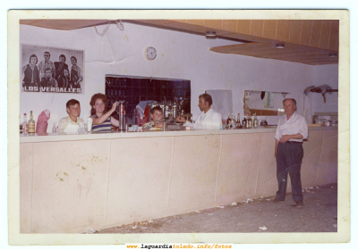 Bar Tres Espadas
Bar Tres Espadas; El tio Gervasio, Tito,Valentin, Paquita y Pedro
Palabras clave: Bar Tres Espadas, Gervasio Tito Valentin Paquita Pedro