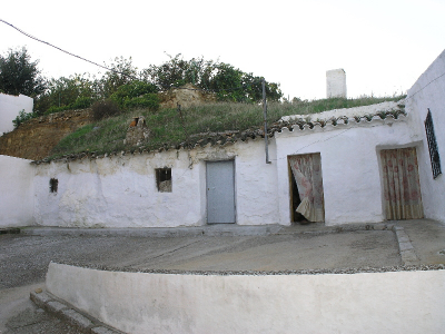 Conservando las raices
Vista actual de una de las cuevas que aún existen en nuestra población. Como vemos no todas han sido destruidas 
Palabras clave: Cuevas Cañadilla Higinia María La Cascarria
