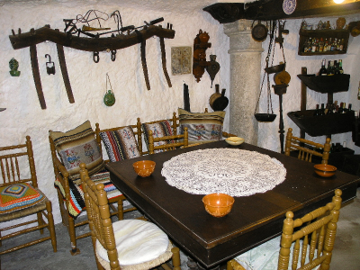 Entre garruchas, romanas , medias fanegas y muebles torneados
Rosa y Paco ,  han recuperado utensilios de las labores habituales tanto agricolas como domesticas
Palabras clave: Rosa cuevas utensilios labranza domesticos restauración conservación