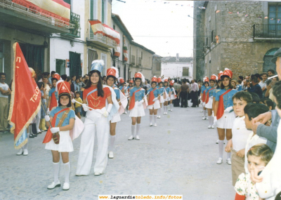 Majorettes años 70
Primera formacion de majorettes 
Gema Potenciano (abanderada) Sagrario Sanchez (directora)

Palabras clave: majorettes años 70