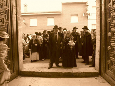 Nervios y prisas a la puerta de la iglesia
Recreacion de boda de principios de siglo XX realizada por Programa de animacion de mayores Camina III , subvencionado por La Diputacion de Toledo y Ayuntamiento de La Guardia con la colaboracion de Asociacion de mujeres La Rosaleda, peña Los Timbales, Ayuntamiento y pueblo de Turleque, Ayuntamiento y pueblo de Dosbarrios 

[url=http://laguardiatoledo.info/tupidiario/2007/04/30/proyecto-tupi-inaugura-dos-nuevas-secciones-en-la-guardiapedia/][color=navy][i][b]Proyecto Tupi inaugura dos nuevas secciones en la Guardiapedia[/b][/i][/color][/url].[/b]
[url=http://laguardiatoledo.info/guardiapedia/Historia_de_La_Guardia][color=navy][i][b]Historia de La Guardia en la Guardiapedia[/b][/i][/color][/url]
[url=http://www.laguardiatoledo.info/guardiapedia/Historia_del_Santo_Ni%C3%B1o][color=navy][i][b]Historia del Santo Niño en la Guardiapedia[/b][/i][/color][/url]

Palabras clave: boda iglesia Ines Jesus Agustina Sene