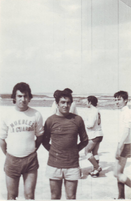aquellos futbolistas !!!!
Pablo, Jesus, Jose Nuño y Juanito "caja" y el patrocinador del equipo "Muebles La Guardia"
Palabras clave: Pablo_ Jesus_ Jose Nuño_Juanito_ Muebles La Guardia