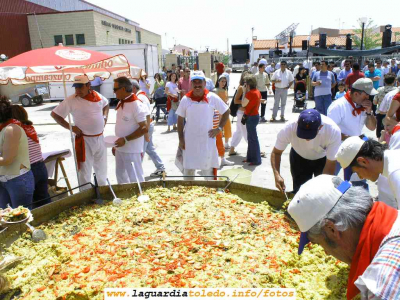 En la faena
Buenos cocineros y mejor servicio
Como todos los años desde que se celebran las Fiestas de Castilla la Mancha, hemos podido disfrutar de la paella realizada por la peña "LOS TIMBALES" 
Proyecto Tupi les agradece su esfuerzo y saber hacer, tanto en la confeccion de la paella, como de la vaquilla que nos preparan  tosdos los dias 27 de septiembre en la celebracion de nuestras Fiestas Patronales
Palabras clave: Castilla La Mancha 2006 paella peña "Los timbales"