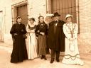 el acompañamiento ataviados con trajes de epoca.JPG