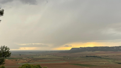 La lluvia amenaza desde la explanada de la Ermita
