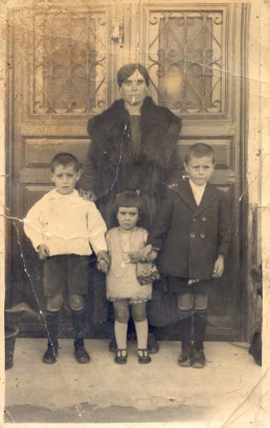 Foto de familia de 1928
Aparecen Angeles Pedraza y sus hijos Félix, Pablo e Inés Hernández.

Agradecemos a Fernando Navarro su colaboración, ya que la foto nos la ha mandado ya escaneada. Recordamos que teniendo las fotos en formato electrónico cualquier usuario puede registrarse y publicarlas por sí mismo.
