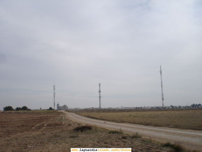 7 de Octubre de 2007. Las tres torres del pueblo y las tres torres de telefonía
Foto tomada a la vuelta del Circuito de Motocross por las vertederas. Podemos ver en ella a los tres puntos más altos del pueblo (el depósito de la Plazuela San Miguel, la Torre de la Iglesia y el depósito del las Casitas) y delante de ellos las tres torres de telefonía.
